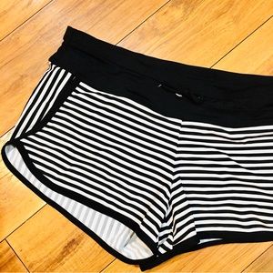 Athleta striped yoga shorts fitness Pilates gym cheer stripes black whit…